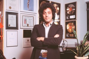 Billy Joel, portrait, at home in front of gold discs, New York, 25th January 1978. (Photo by Michael Putland/Getty Images)