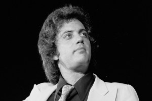 UNIONDALE, NY - FEBRUARY 28:  Billy Joel performs at Nassau Coliseum on December 11, 1977 in Uniondale, New York.  (Photo by Bobby Bank/Getty Images)