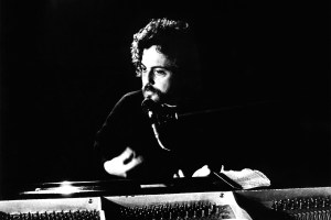 AMSTERDAM, NETHERLANDS: Billy Joel performs live in Amsterdam, Holland in 1976 (Photo by Gijsbert Hanekroot/Redferns)