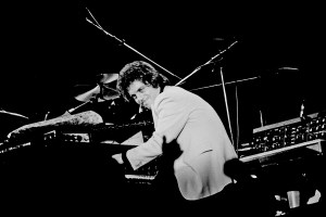 UNIONDALE, NY - FEBRUARY 28:  Billy Joel performs at Nassau Coliseum on December 11, 1977 in Uniondale, New York.  (Photo by Bobby Bank/Getty Images)