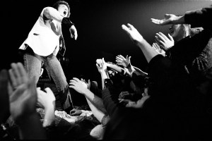 American singer-songwriter Billy Joel performs on stage as the front rows of the audience reach out to him, in New York, 7th December 1977. (Photo by Michael Putland/Getty Images)