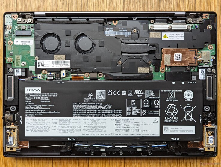 A look inside the ThinkPad Z13 reveals that it only supports shorter M.2 2242 SSDs (Image source: Allen Ngo)