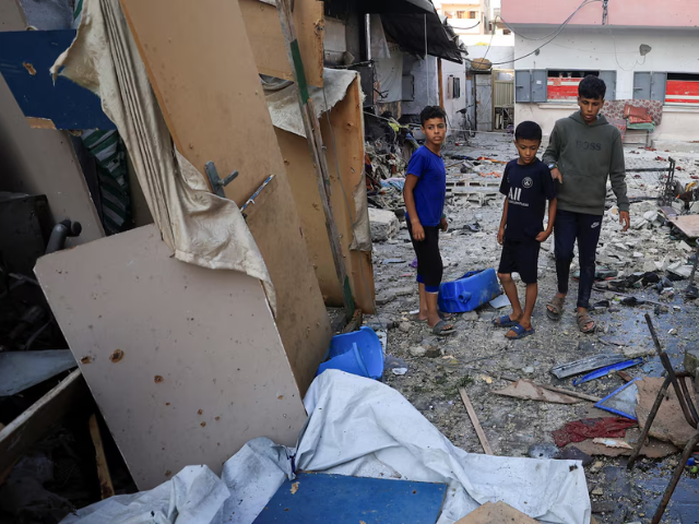 Palestinians inspect the damage at a school sheltering displaced people, following an overnight Israeli airstrike, in Gaza City, July 3, 2025. Photo: REUTERS