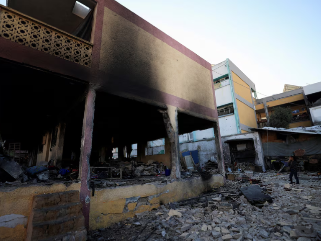 A Palestinian girl looks at the damage at a school sheltering displaced people, following an overnight Israeli airstrike, in Gaza City, July 3, 2025. Photo: REUTERS