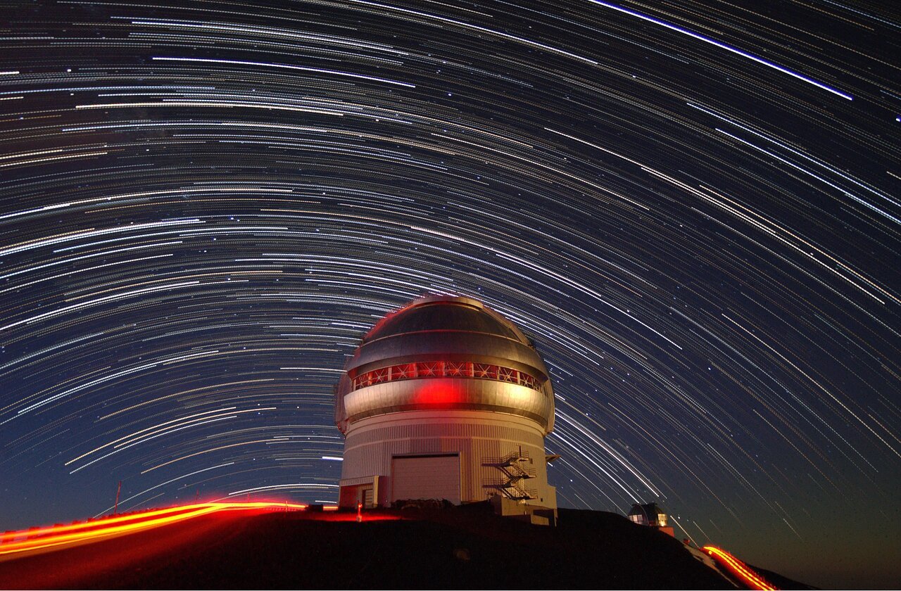 Star trails over the Gemini North Observatory. Credit: International Gemini Observatory.