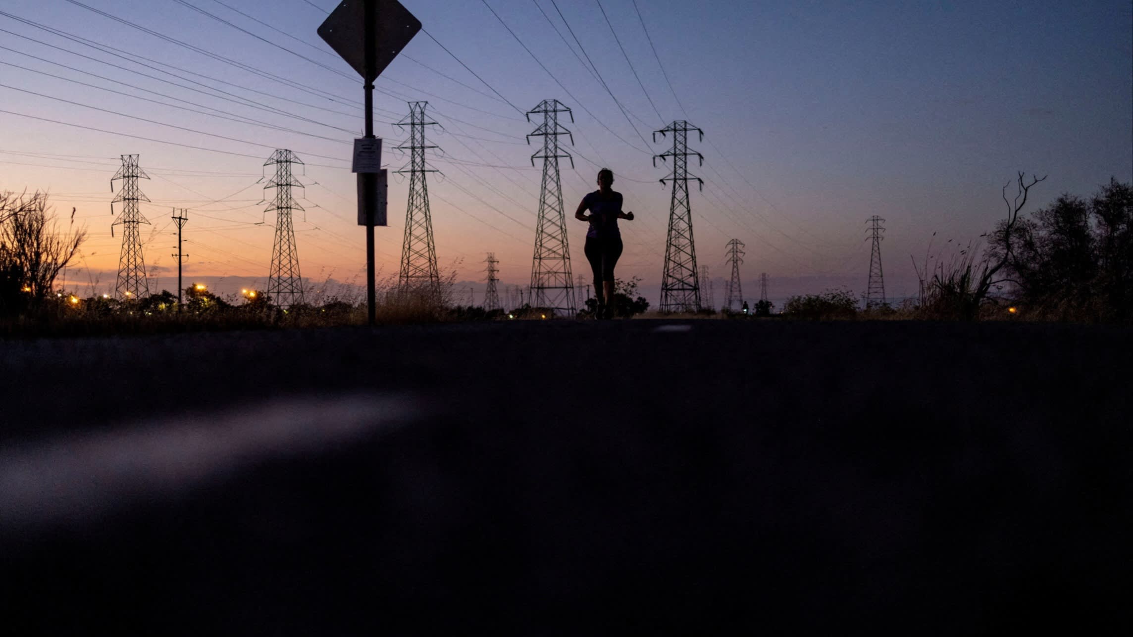 US utilities plot big rise in electricity rates as data centre demand booms – Financial Times