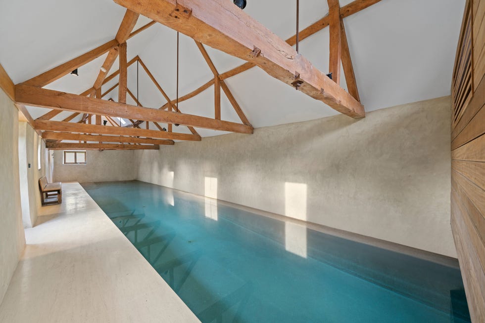 ellen degeneres pool in the cotswolds united kingdom