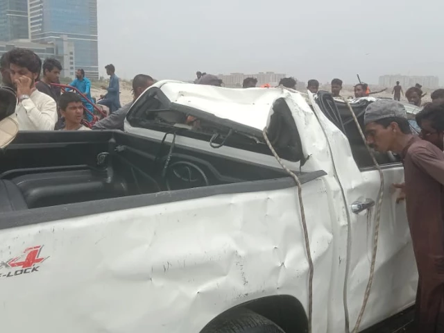Double cabin vehicle sinks at Sea View in Karachi