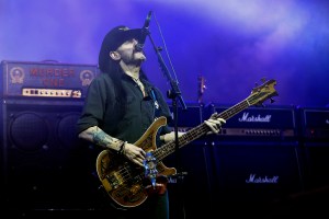 (GERMANY OUT)   Motörhead (Britische Rock-Band)"Bad Magic"-TourMotörhead besteht aus v.r.: Ian "Lemmy" Kilmister (Voc./Bass), Mikkey Dee (Schlagzeug, seit 1992) und Philip ?Wizzö? Campbell (Git.) Mitsubishi Electric Halle Düsseldorf   (Photo by Brill/ullstein bild via Getty Images)
