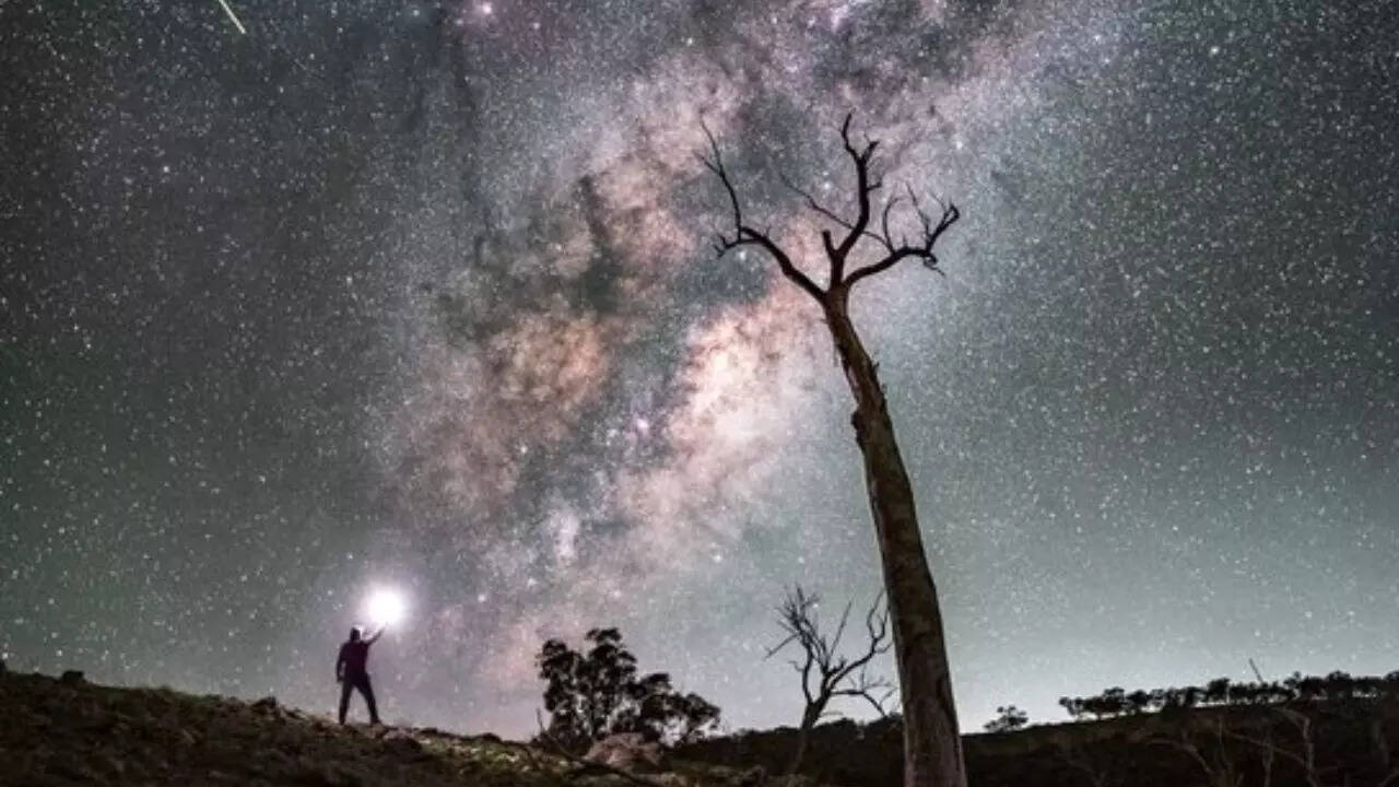 Image credits: X What is a meteor shower?