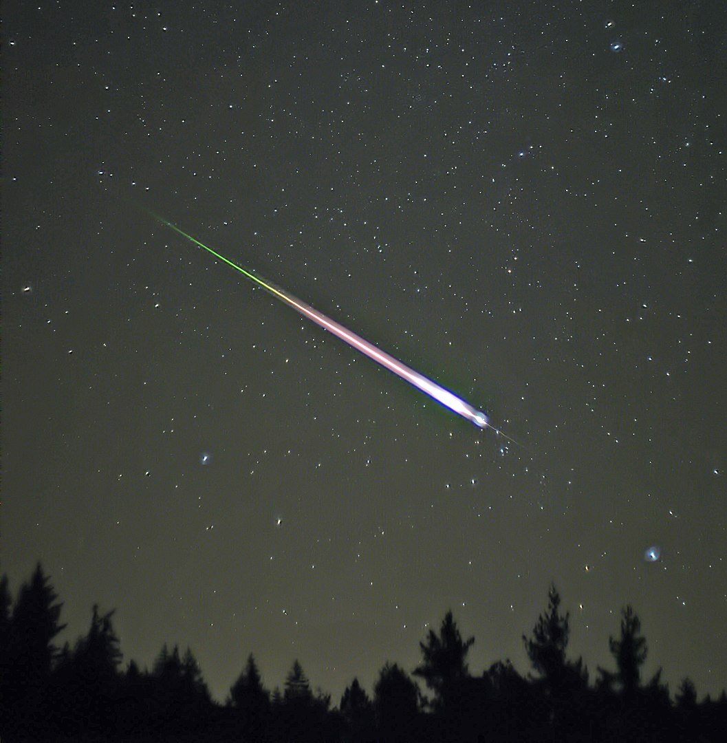Leonid meteor captured here streaking through the Earth's atmosphere. Space rocks like meteor's are a great risk to lunar structures that any material will have to offer protection against (Credit : Navicore)