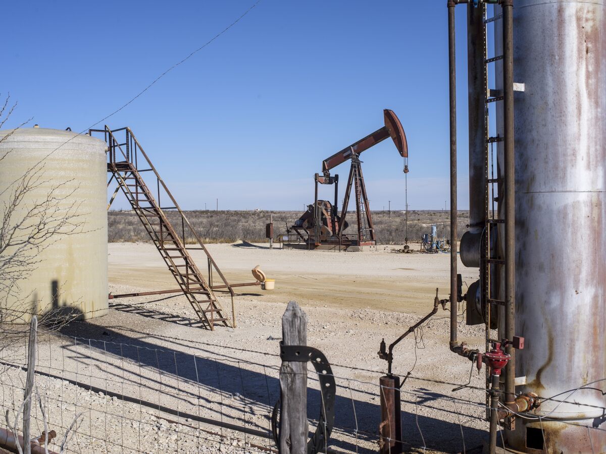Hedge Funds Cut Bullish Oil Price Bets as Oversupply Concerns Mount