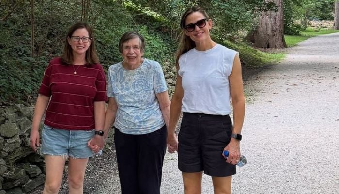 Jennifer Garner steps out with twin sister in rare family outing