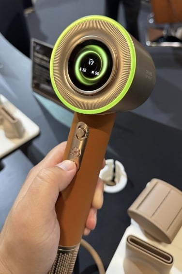 Dreame Miracle Pro with digital display powered on