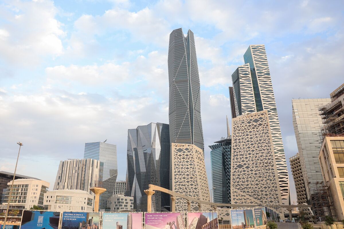 Saudi Arabia Wealth Fund’s Assets Under Management Jump, Returns Dip