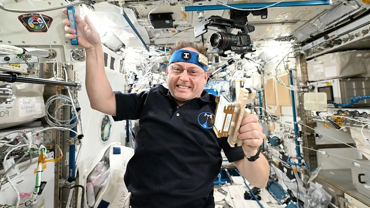 Astronaut trades meditation for starry sky views in orbit
