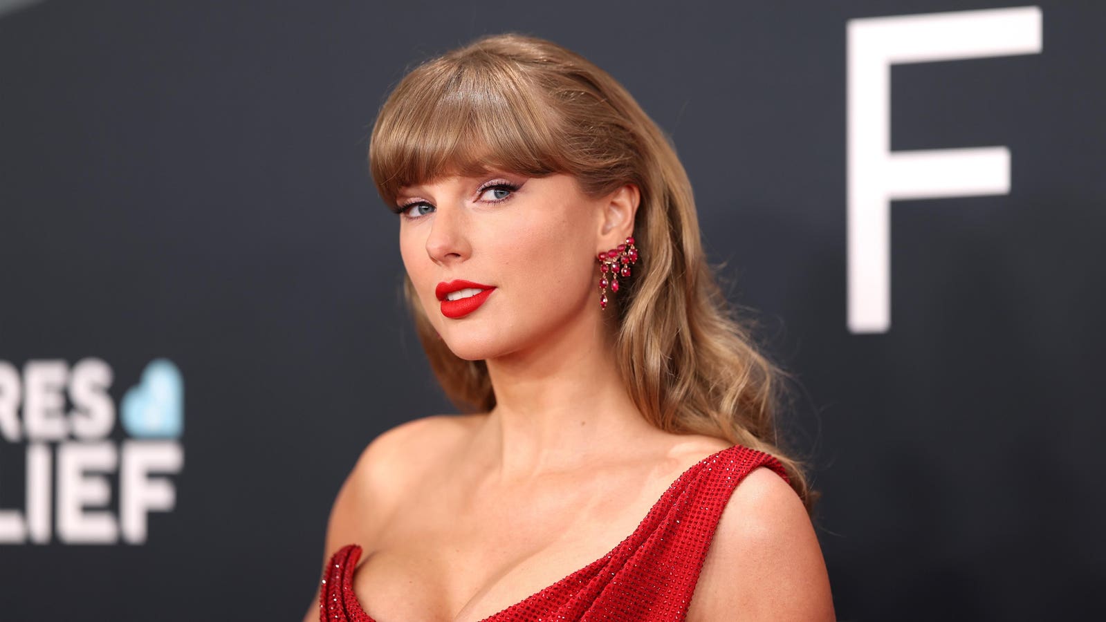 What We Know About Taylor Swift’s $650,000 Engagement Ring—And The Watch She Wore At The Proposal