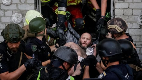 Five killed as Russia strikes residential building in Kharkiv before peace talks – video
