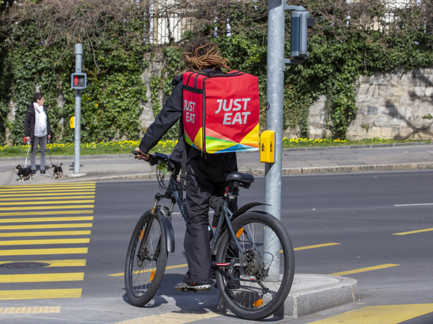 Just Eat experiments with meal delivery by robot