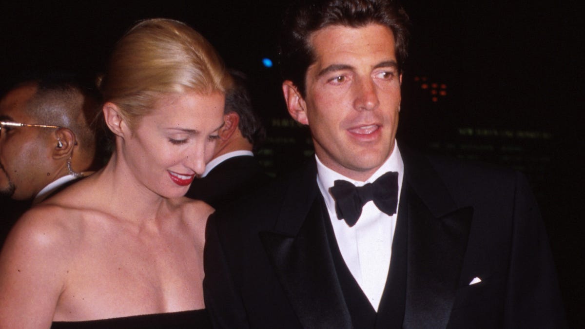 JFK Jr., Carolyn Bessette seen in intimate wedding photos
