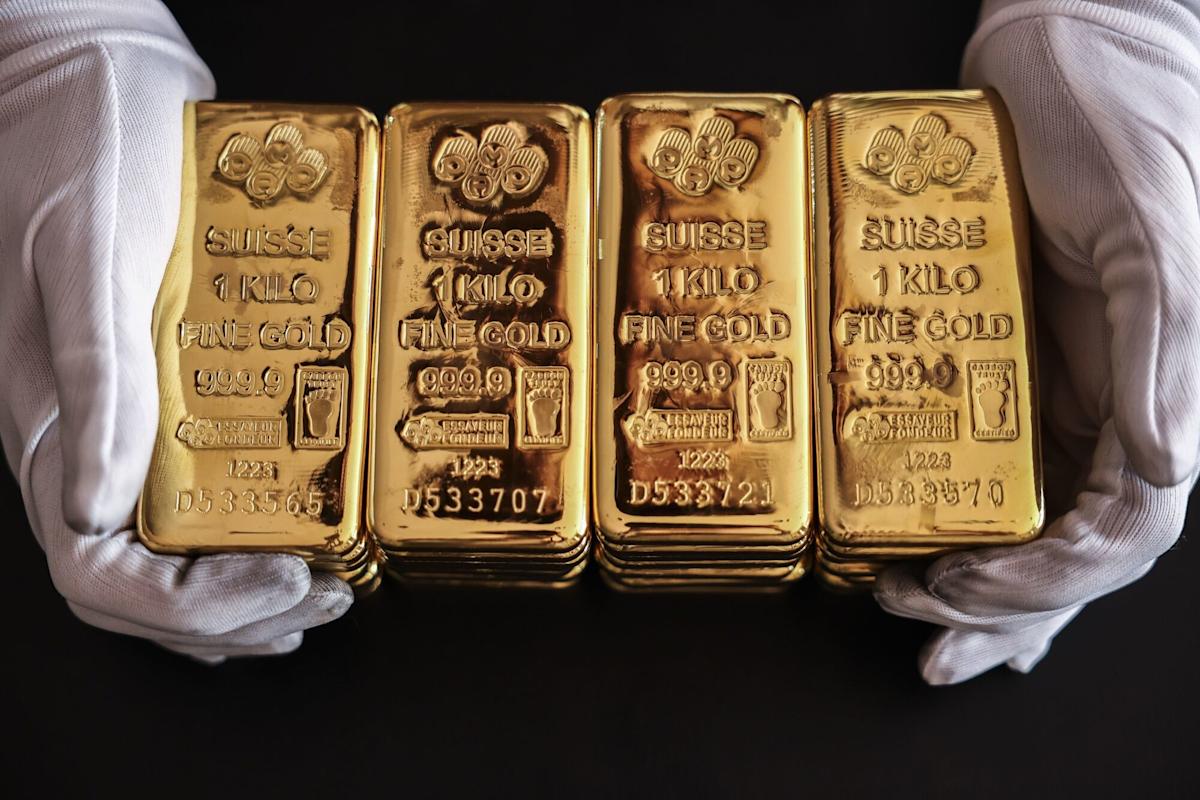 Gold Edges Up as Traders Await Powell Speech for Fed Rate Clues