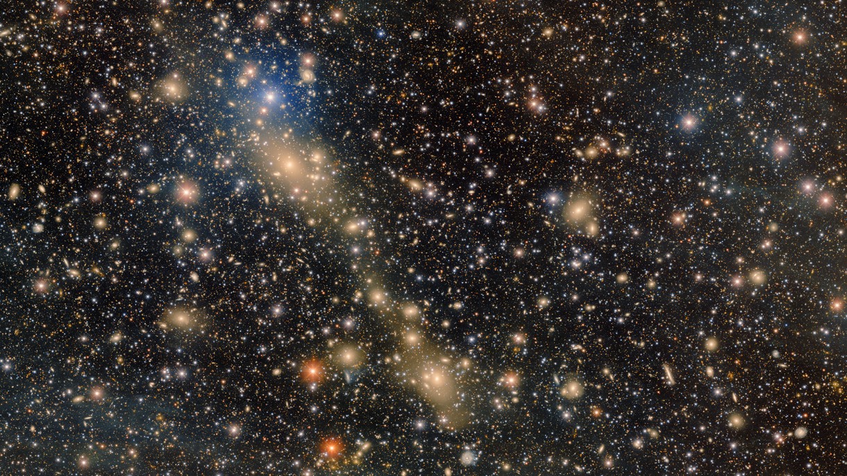 ‘Bridge’ of stray stars reveals active merger of two galaxy clusters