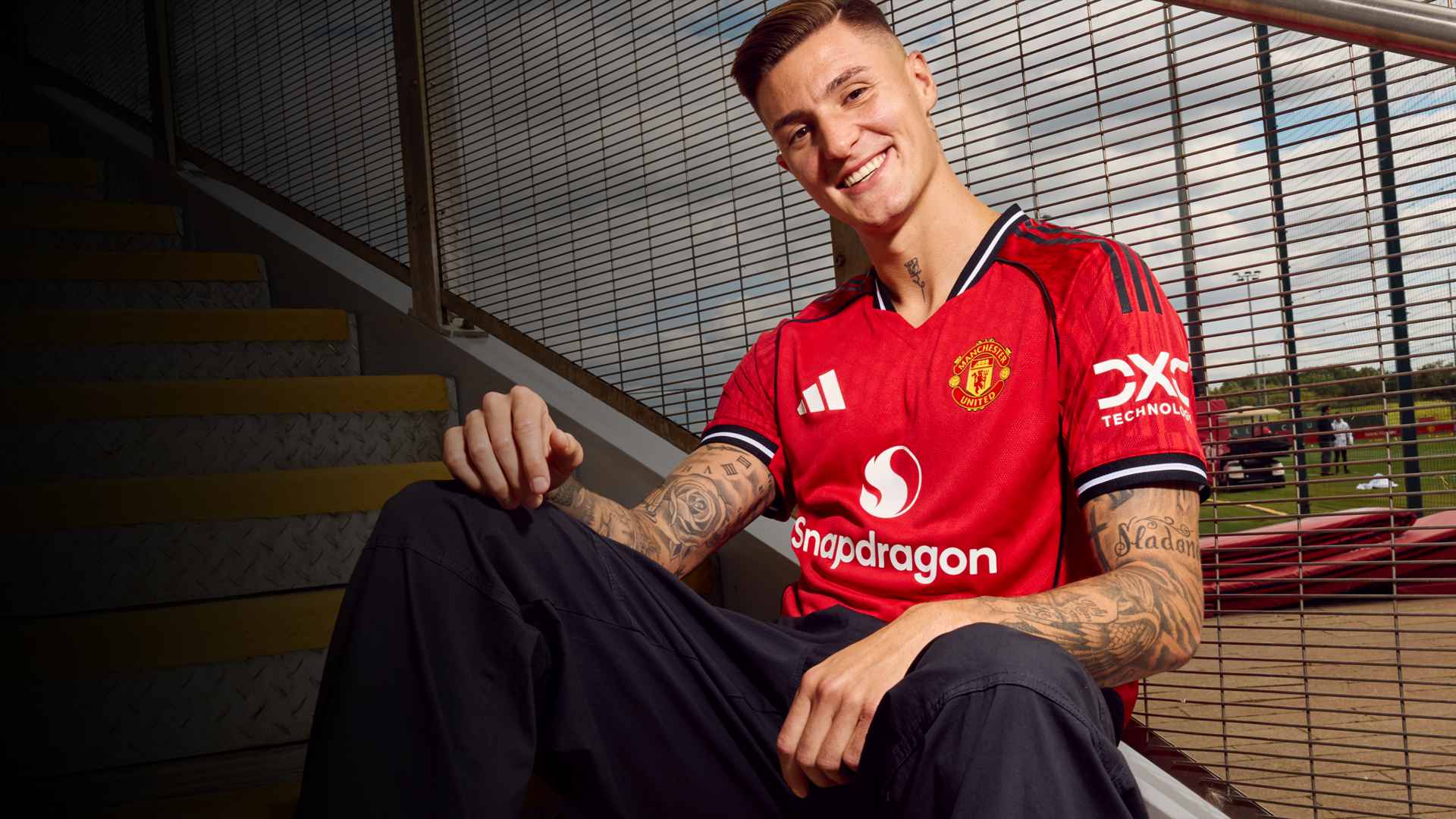Official: Benjamin Sesko signs for Manchester United