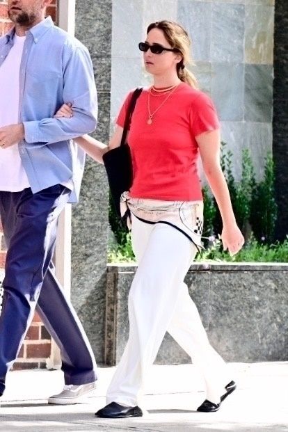 Jennifer Lawrence shows off stylish scarf look while enjoying weekend getaway