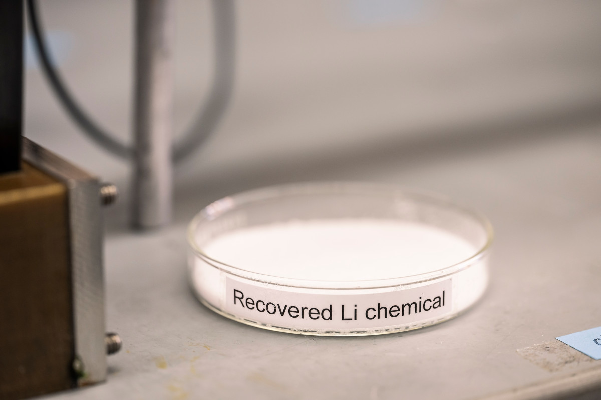 A petri dish with recovered white lithium powder
