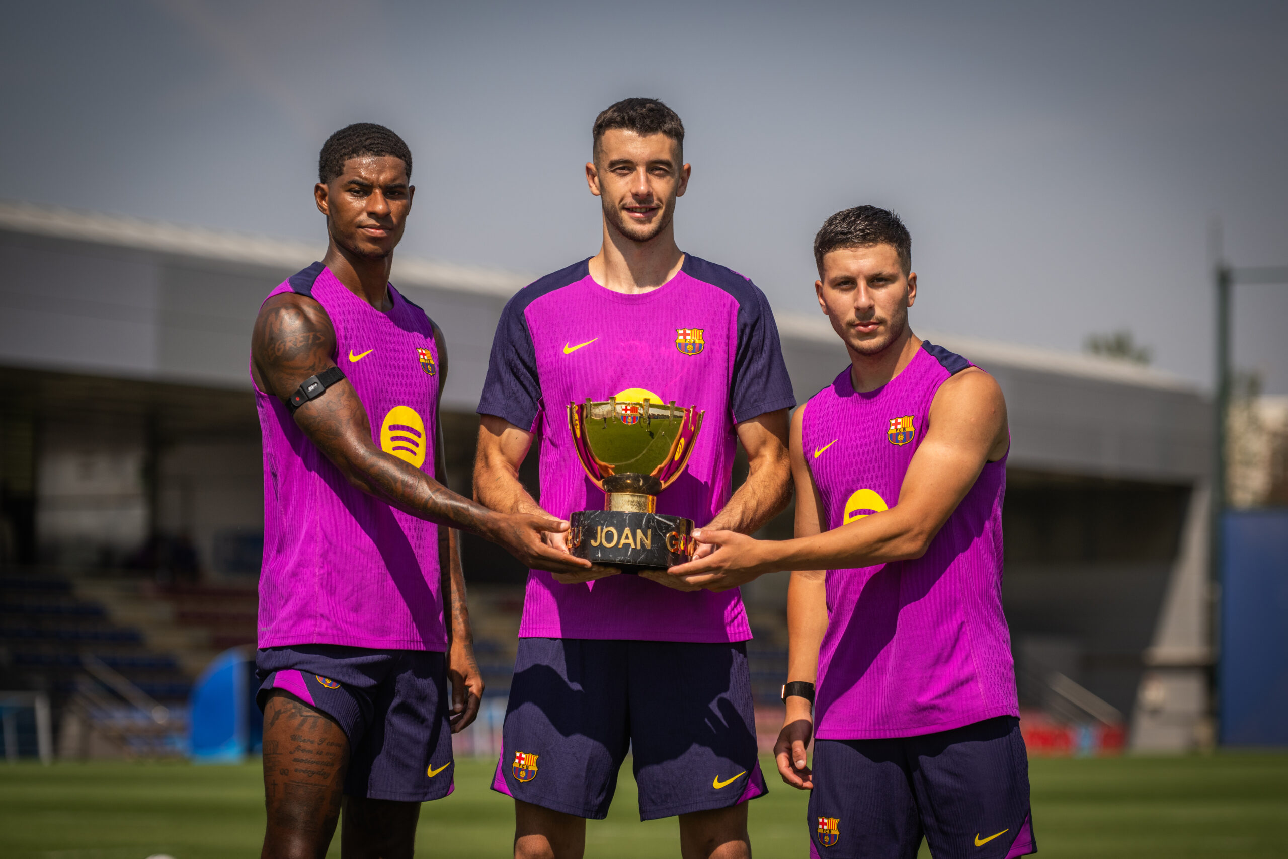 Joan Garcia, Rashford and Roony pose with Joan Gamper Trophy