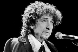 American Folk and Pop musician Bob Dylan speaks onstage during his induction at the Rock and Roll Hall of Fame Awards at the Waldorf Astoria, January 20, 1988. (Photo by Gary Gershoff/Getty Images)