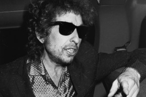 American singer-songwriter Bob Dylan, wearing sunglasses, attends the 55th birthday celebrations of Elizabeth Taylor, held at the home of Burt Bacharach in Beverly Hills, California, 28th February 1987.  (Photo by Vinnie Zuffante/Getty Images)
