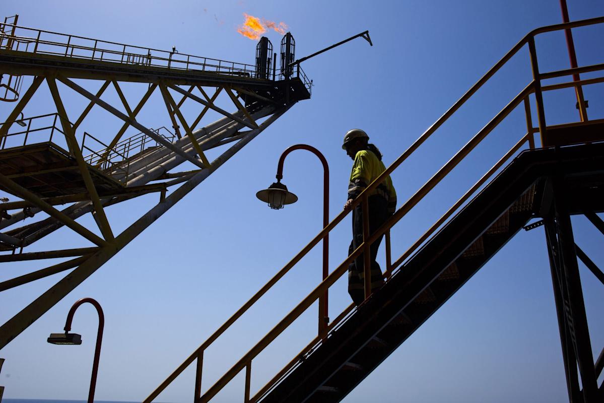 Oil Dips in Thin Summer Trading Ahead of Trump-Putin Meeting