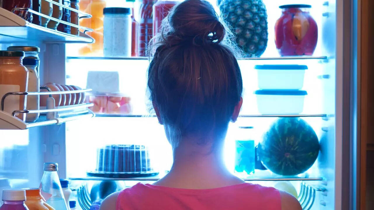 How late-night eating slows down metabolism