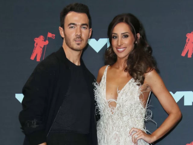 Kevin Jonas’ solo debut brings Danielle Jonas to tears at Fenway