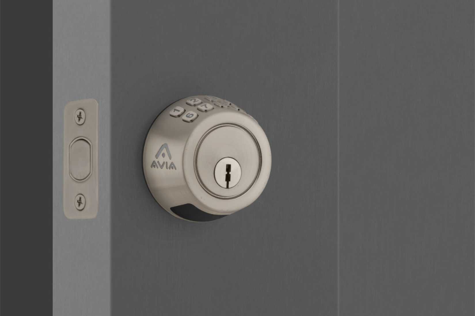 avia smart lock on gray door