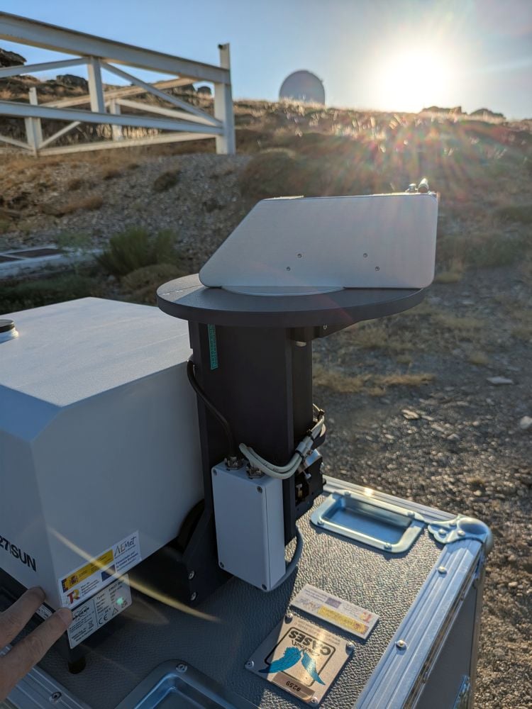 This image shows the EM27/SUN instrument of the COCCON-Spain network observing the Sun, almost in the direction of the CAHA 3.5 m telescope. Image Credit: Calar Alto Observatory (CAHA)