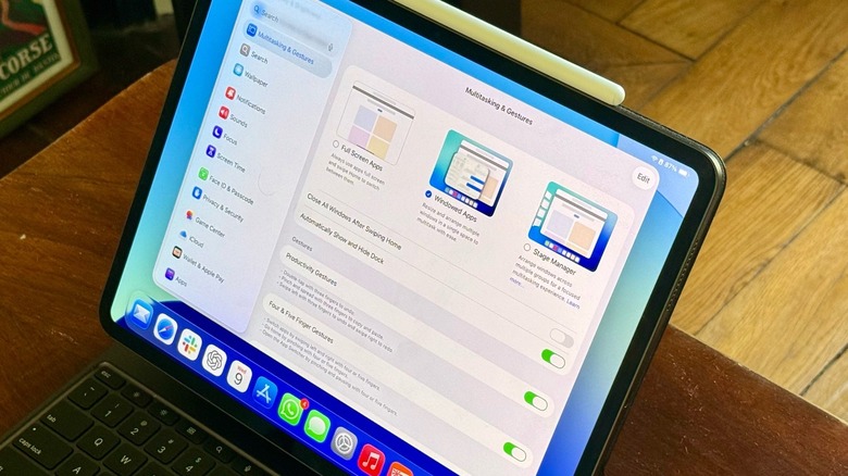 iPadOS 26 Settings app highlighting the Multitasking & Gestures tab