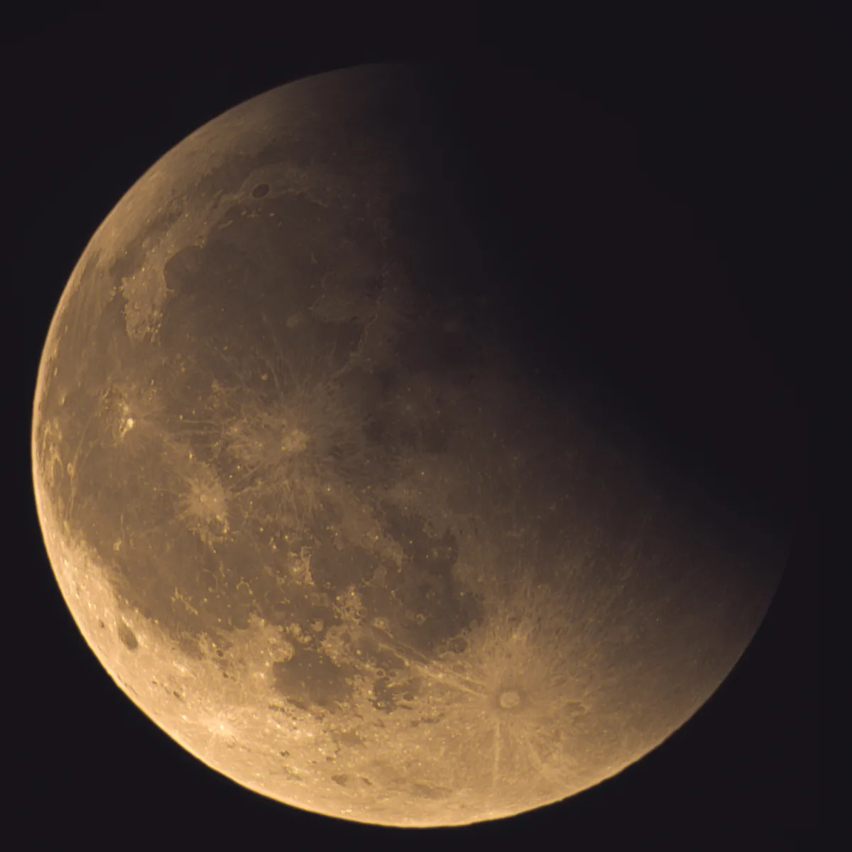 Total lunar eclipse, 7 September 2025, 20:43 local time, captured by Rui Santos, Ponto da Crastinha, Leiria National Forest, Portugal. Equipment: Seestar S50, Seestar tripod. Exposure: Stacked from video: 1-minute raw video, best 15%, drizzle ×3. Processing: PIPP, AutoStakkert, Lightroom, Photoshop