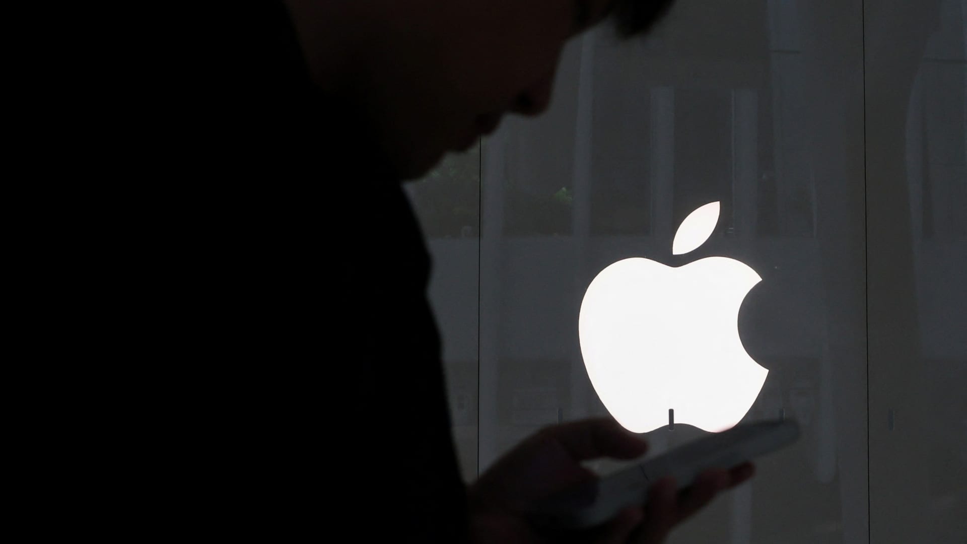 One of the few analysts with a sell rating on Apple just threw in the towel after rally