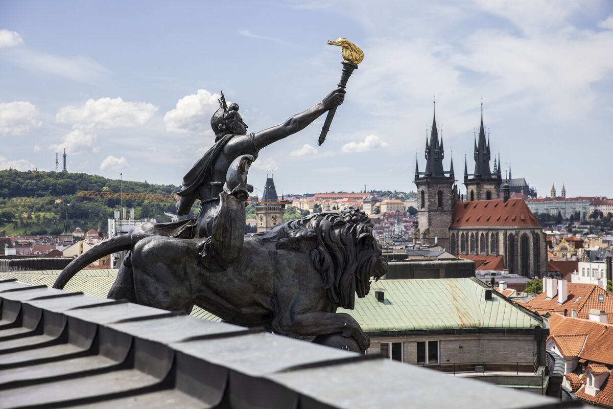 Czech Central Banker Sees Tight Policy for Longer on Price Risks