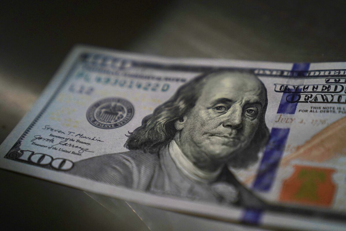 US Dollar Slides as Traders Brace for Fed Interest-Rate Cuts