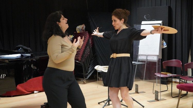 Forooz Razavi and Serena Malfi during a rehearsal