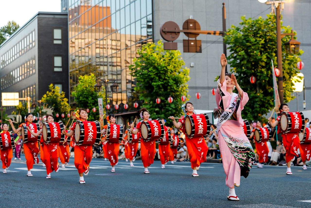 The parade leaders practice for two months to perfect their dance. (© Haga Library)