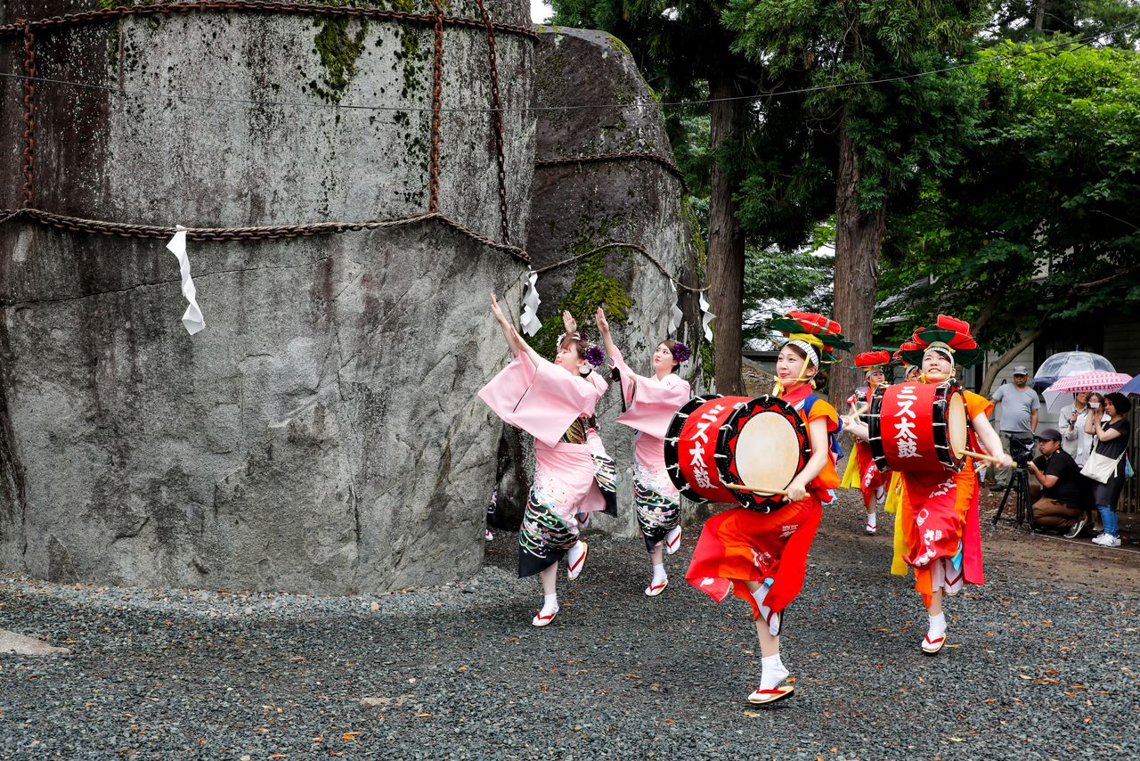 Mitsuishi Shrine, the oldest in the city, is known for the “devil’s handprint” legend and as the origin of the prefecture name Iwate (literally rock-hand). (© Haga Library)