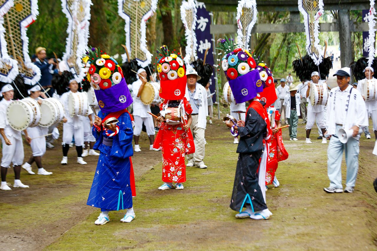 The young participants keep time to the beat. (© Haga Library)