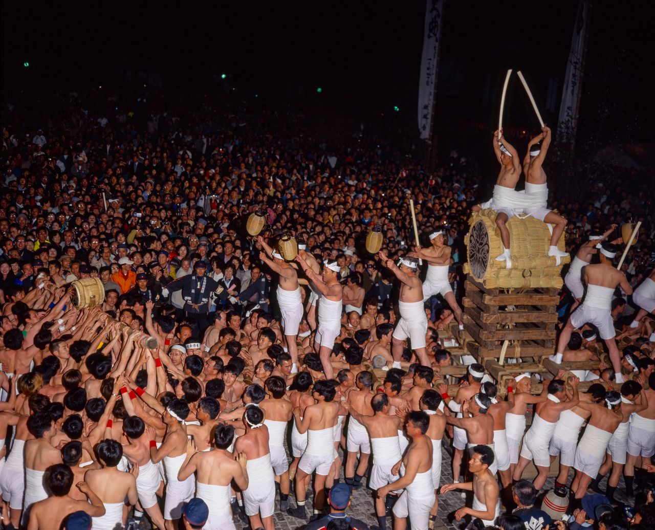 The first day’s highlight is dynamic drumming. The second day features a parade of elaborately decorated floats. (© Haga Library)