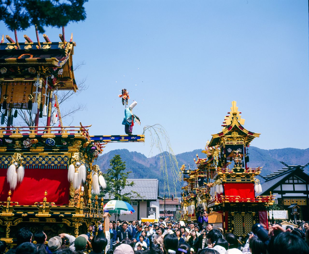 The second day features a stately procession of gorgeous floats belonging to the city’s various neighborhoods. Karakuri mechanical puppet plays and children’s kabuki are also performed during the festival. (© Haga Library)