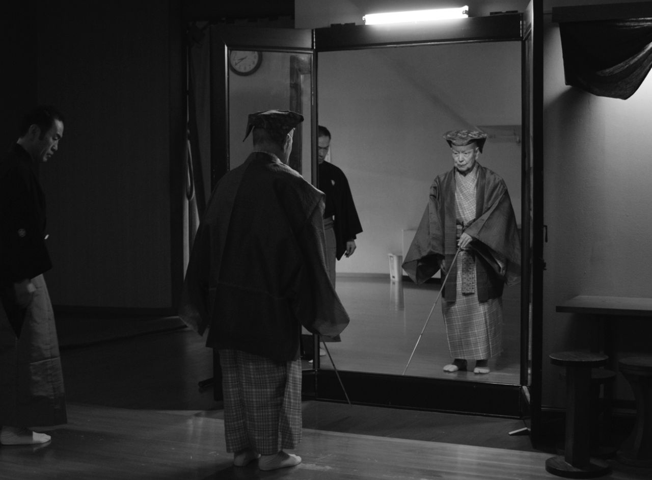 Moments before stepping onstage, Mansaku focuses on his role in the kagami-no-ma (mirror room). (© Mansaku no Kai)