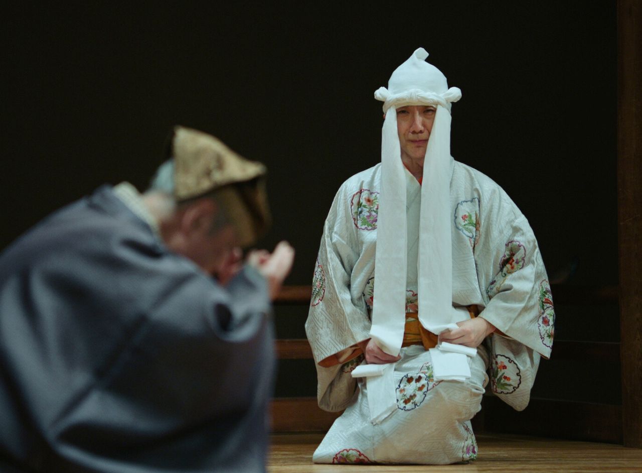 Nomura Mansai, right, as the blind man’s wife in the kyōgen play Kawakami. (© Mansaku no Kai)
